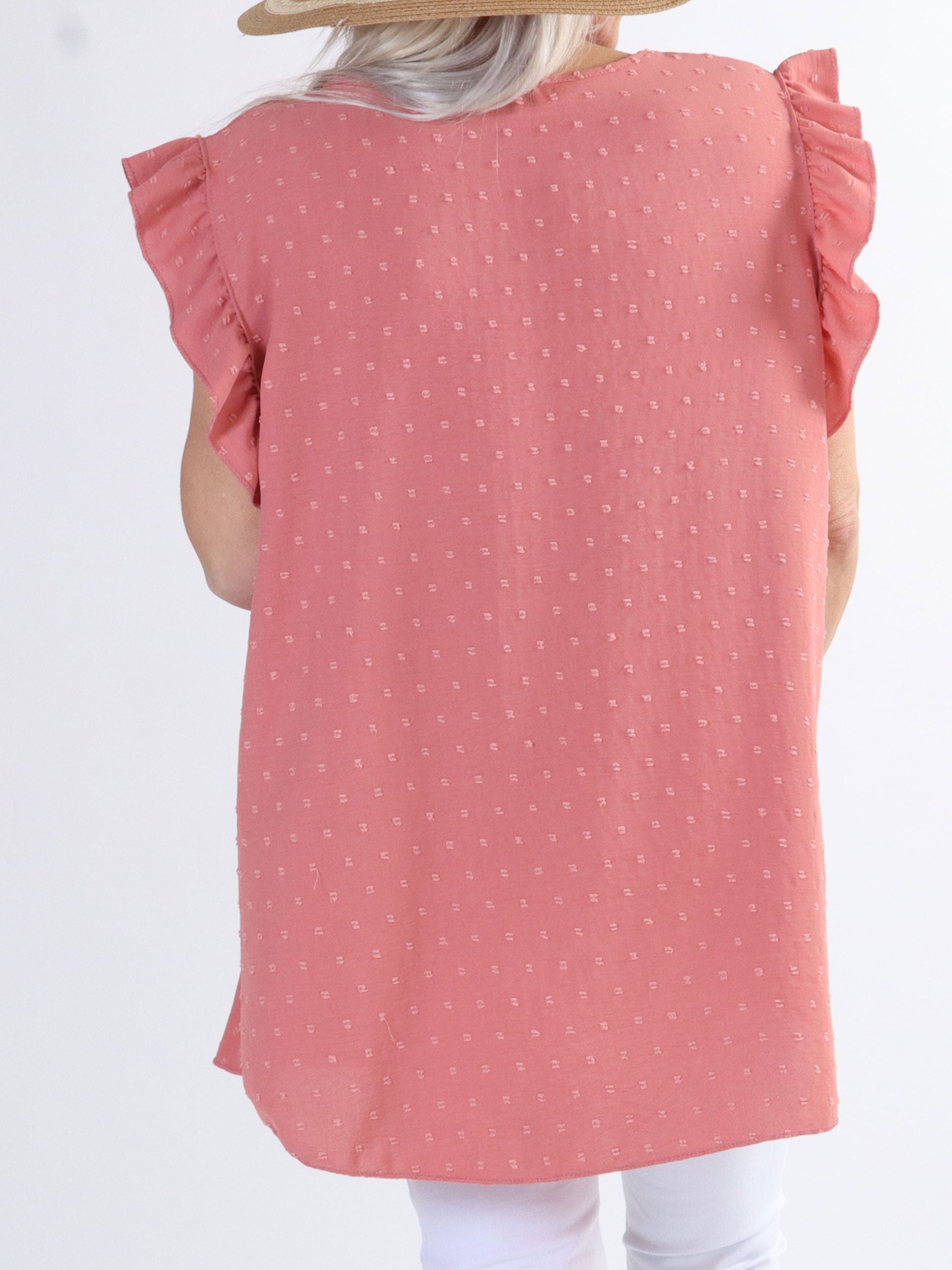 Evig - Söt plus size tunika med prickar och volangärmar